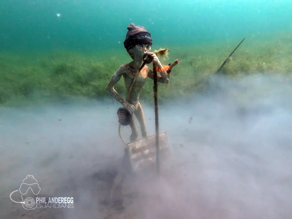 Oskar, the alien, at Echinger Weiher in the mist