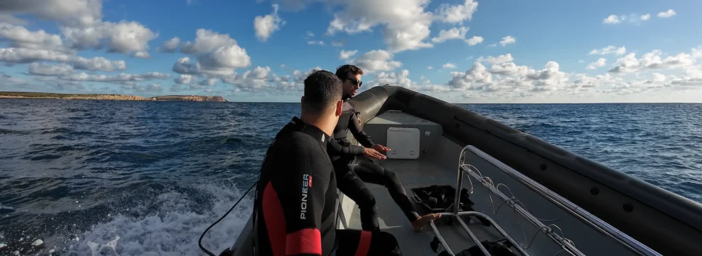 Alberto from Diving Menorca doing a dive briefing