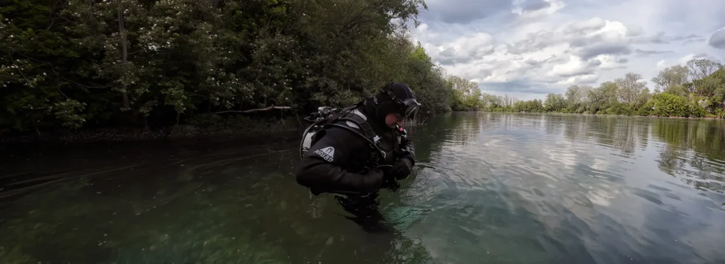 SSI Instructor Toralf wearing Hood and Gloves at Echinger Weiher, Bavaria, Germany